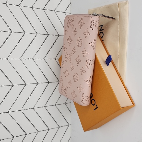 TN2139 - Louis Vuitton Mahina Zippy Wallet - Picture 1 of 9